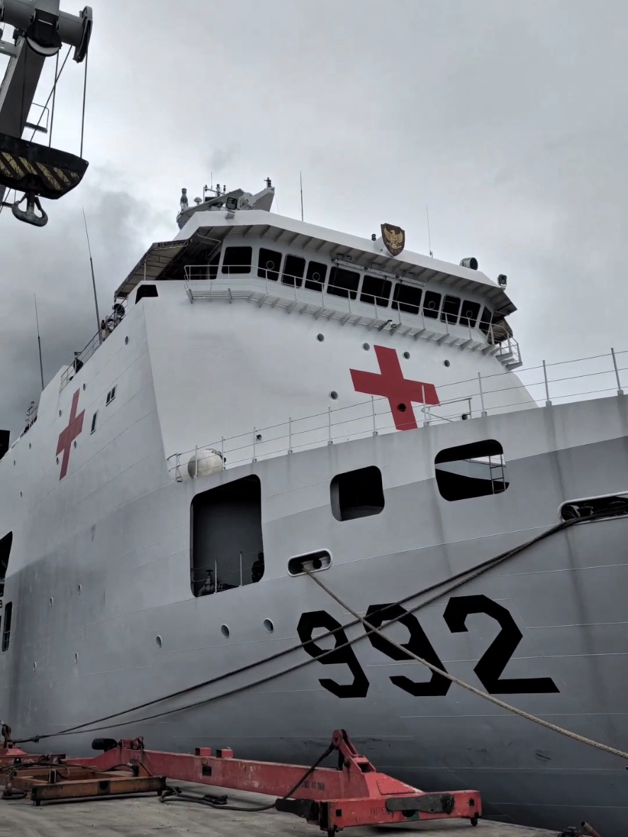 KRI dr. Radjiman Wedyodiningrat-992 tiba di Pelabuhan Pelindo Sibolga membawa bantuan kemanusiaan untuk korban banjir dan tanah longsor di Kota Sibolga dan Kabupaten Tapanuli Tengah. #sibolga  #tapanulitengah #banjirbandang #banjirsibolgatapteng #bantuan 