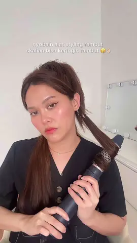 blm sempet cobain yg bentuk lainnya, tapi yg bentuk brush bulet ini udh ok banget bikin rambut bergelombang 🤩👌🏼 #philipsairstyler #philipsairstyler5000 #stylinghair #hairstyling 