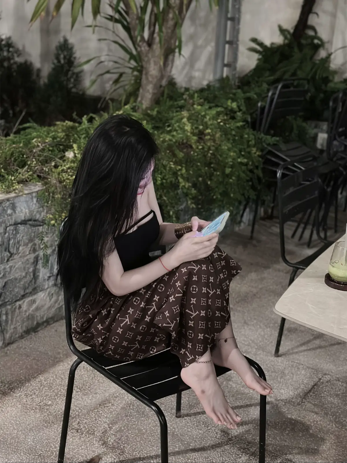 Mây đen phủ kín đầy trời,ngày mai chưa biết đến thời ai đâu.#xh 