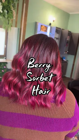Definizione di GLOSS: Berry Sorbet 💧✨ Sfumature frutti di bosco che catturano la luce ad ogni movimento. Questo colore è per chi cerca profondità alla base ma vuole esplodere di colore sulle lunghezze… 💬 Voto da 1 a 10 per questa brillantezza? Vi leggo! #berryhair #sorbethair #viral #fyp #parrucchiere 