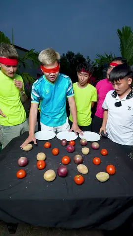 Trò Chơi Bịt Mắt Phân Loại Cà Chua Khoai Tây Quả Vú Sữa Nhanh Nhất Cười Toác Mồm #hungvlog 