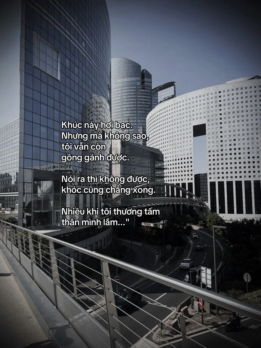 Khúc này hơi bạc. Nhưng mà không sao, tôi vẫn còn gồng gánh được. Nói ra thì không được, khóc cũng chẳng xong. Nhiều khi tôi thương tấm thân mình lắm...