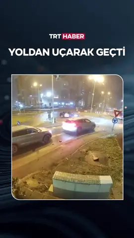 Romanya'da kavşağa çarparak havalanan araç, karşı şeritteki iki aracın üzerinden uçtu. Hafif yaralanan sürücü hastaneye kaldırıldı.