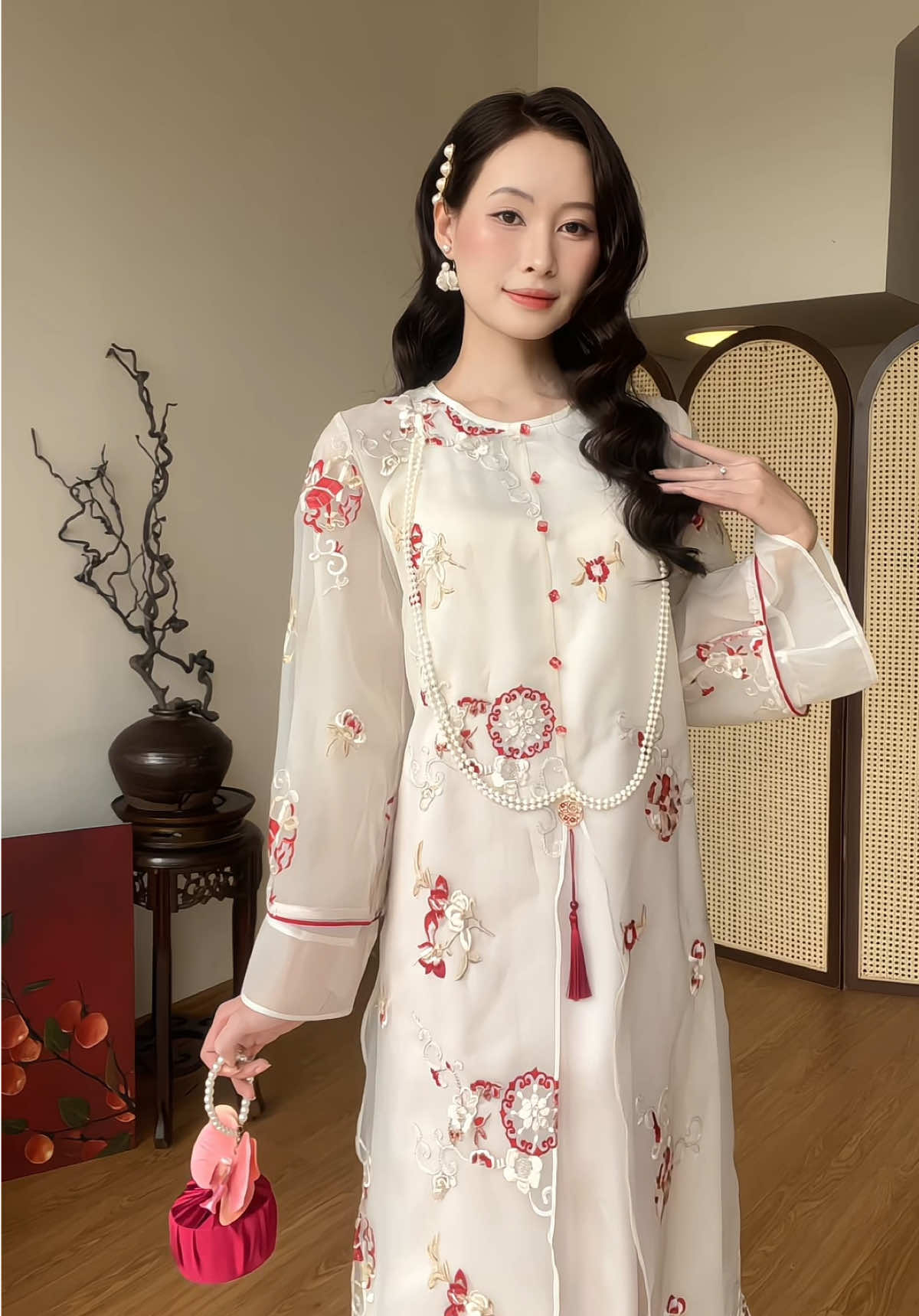 Chiếc áo dài mang sắc đỏ may mắn, điểm họa tiết thêu khiến nàng đẹp theo cách rất riêng  #SD442 #lanadesignvn #thờitrang #aodaivietnam 