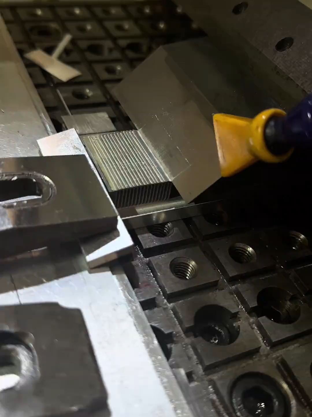 Nhìn thì tưởng đang gấp giấy origami… nhưng thật ra đây là công đoạn ‘thêu hoa’ trên tấm tản nhiệt siêu khó! 😳 Vì sao một thao tác nhỏ lại quyết định hiệu suất của cả bộ làm mát? #CôngNghệ #XuHướng #Khámphá #côngnghệtảnnhiệt