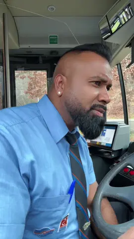 Es ist Freitag hoch die Hände Wochenende 🙌🏾 #busfahrer #arbeiten #wochende #freitag #fyy 