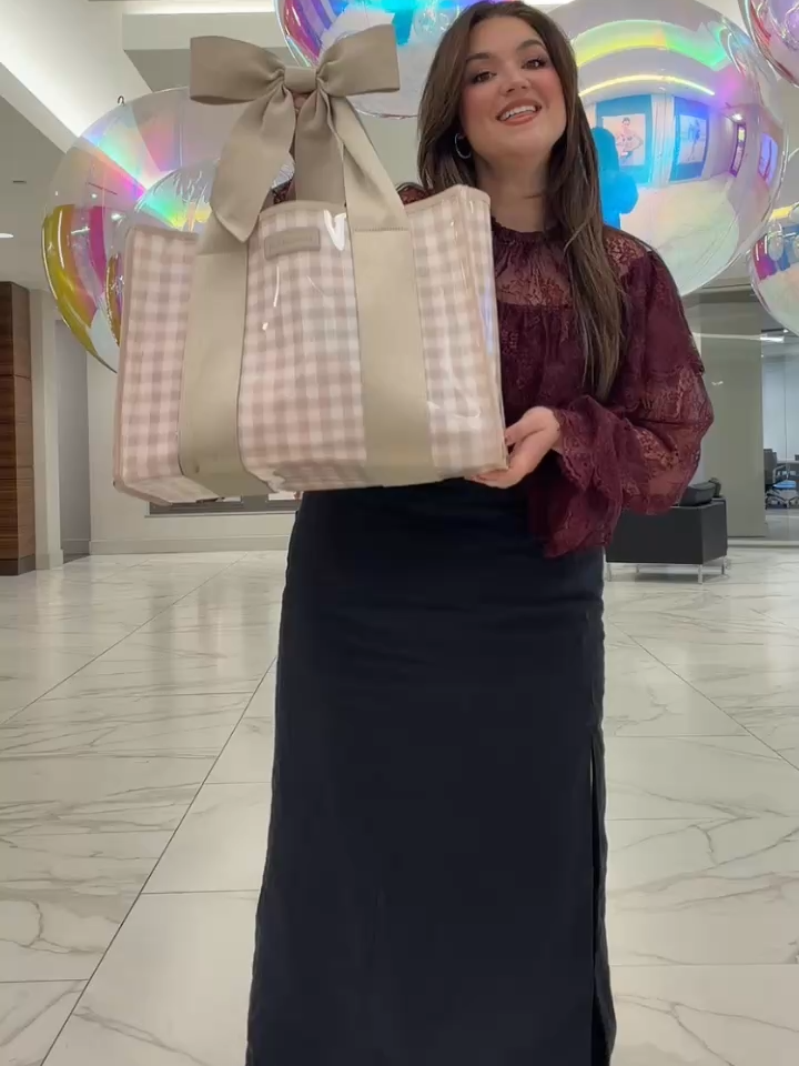 gift chic. gift functional. gift the jelly tote. 🤎 #jellytote #falltote #everydaybag #bowbag #giftidea #bowaesthetic #bowtrend #casemate #jellybag