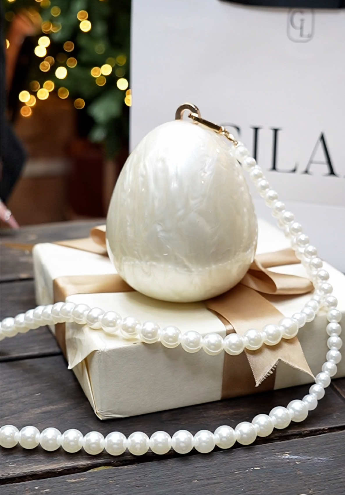 Nổi bật trong mọi bữa tiệc với mẫu túi ngọc trendy - sành điệu không kém phần thanh lịch, tinh tế #GILAN #OOTD #tuitiec 