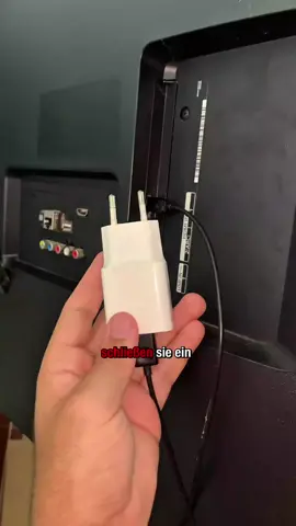 Schließ ein Handy-Ladegerät an deinen Fernseher an und schau dir einen beliebigen Kanal an! #Lebenstipps #fernsehen  #lifehacks 