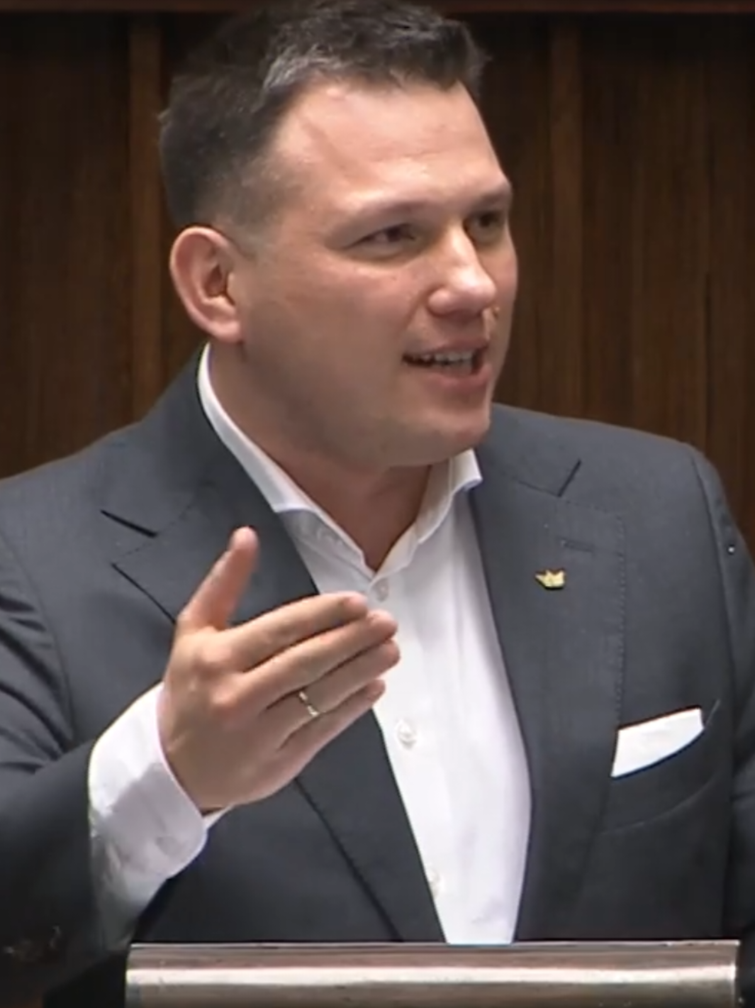 ‼️ Dyskusja o wecie Karola Nawrockiego wobec ustawy o kryptowalutach osiągnęła poziom absurdów, którego nawet Bareja by się nie powstydził. W Sejmie słyszymy dziś opinie ludzi, którzy nie mają zielonego pojęcia o kryptowalutach, ale za to mają ogromne parcie, by się wypowiadać. Najpierw straszenie „rosyjskim wpływem”, potem bajeczki, że weto… ochroni Polaków przed ryzykiem inwestowania w krypto. Serio? To może od razu zakażmy giełd, obligacji, złota i lokat, bo ktoś może źle zainwestować. A najlepsze, że każdy, kto dziś atakuje weto Prezydenta – łącznie z Premierem Tuskiem – pokazuje tylko jedno: albo nie rozumie, o czym mówi, albo świadomie kłamie. Jak to trafnie ujął Sławomir Mentzen: „Jest albo kłamcą, albo idiotą.” I trudno się z tym nie zgodzić, patrząc na poziom tej „debaty”. Bo prawda jest prosta: Ta ustawa nie dotyczyła żadnego bezpieczeństwa Polaków, tylko gigantycznych kar i regulacji pisanych pod lobby, które miały w praktyce wykończyć część rynku. I dobrze, że ktoś miał odwagę powiedzieć: stop. Ile jeszcze takich bubli prawnych przepychanych kolanem musi się pojawić, żeby ludzie przejrzeli na oczy?