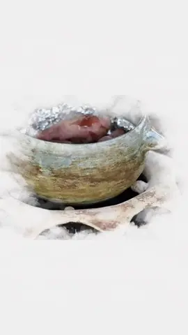 Thỉnh thoảng mình lại có một suy nghĩ rất kỳ lạ, rằng có lẽ mình không nên ở bên cạnh ai cả… #giuanhungconsong #phattrienbanthan #chualanh #sach 