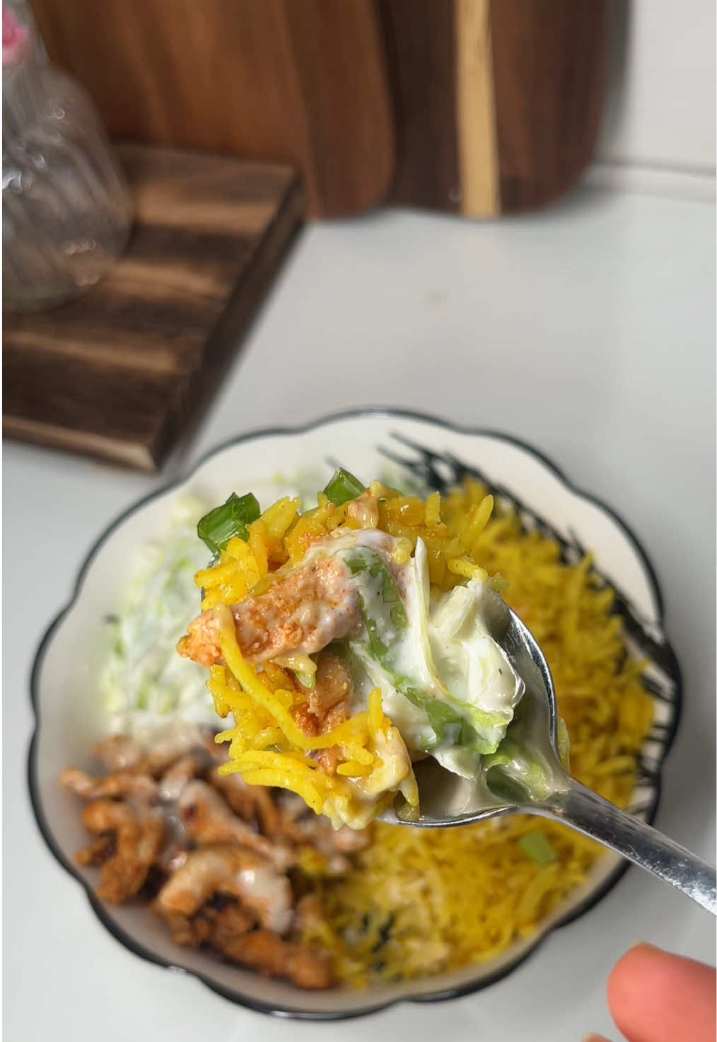 هذي أفضضضل وجبة بعد التمرين / دوام الطوييل ✋🏻⭐️⭐️⭐️ Rice bowl شاورماااا ⭐️ الدجاج: قطعت الدجاج قطع صغيرة وتبّلته بـ: ملح – فلفل أسود – بابريكا – كمون – ثوم مهروس – زنجبيل مهروس – عصرة ليمون – زبادي – زيت زيتون. تركته يرتاح بالتتبيلة ساعة، ثم شوحته على نار عالية لين استوى وتحمّر  الرز: في قدر وعلى زيت حار نزلت البهارات الصحيحة: هيل – ليمون أسود – فلفل أسود حصى – ورق غار. أضفت بصل وكركم وملح وبهارات مشكلة، وحمّست لين أخذ اللون الذهبي. بعدها نزلت الماء والرز وقطعة زبدة وخليته يتفلفل على راحته  السلطة: خس مقطع شرائح، وصوص مكوّن من: زبادي + ملعقة مايونيز + ملح + فلفل أسود + ليمون  التقديم: قدمت الرز والدجاج والسلطة بنفس الصحن، وعلى الدجاج أضفت صوص طحينية وبالنص حطّيت بصل أخضر اتعب وانا اقول لذيذذذذذذه مستعده اكلها كل يوم