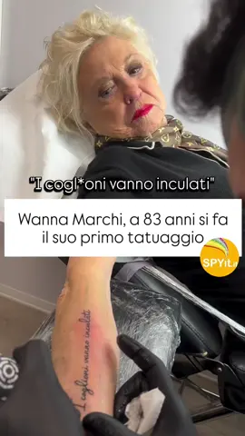 #WannaMarchi, a 83 anni si fa il suo primo #tatuaggio da #BloodGabe! (📹 WannaMarchi/bloodgabe)