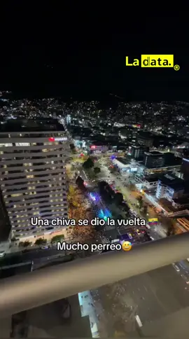 #Tendencia Vergüenza Municipal: Chiva ilegal se vuelca en Quito y deja 6 heridos. ​El Municipio de Quito no pude controlar la operación del transporte turístico informal en la ciudad. ​La caja de una 