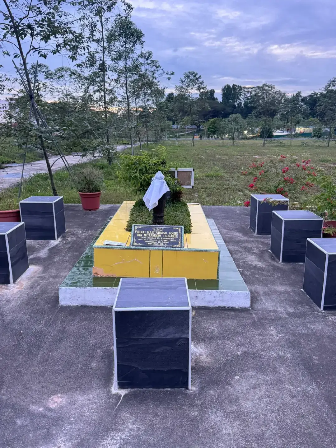 Kiyai Ahmad Zuhri bin Mutamim merupakan antara tokoh ulama tersohor di Singapura, khususnya dalam bidang ilmu Falak. Beliau bukan sahaja dikenang sebagai pendidik yang gigih, tetapi juga sebagai pejuang ilmu yang memanfaatkan helaian hidupnya untuk dakwah, pendidikan dan pembangunan masyarakat Islam. Dilahirkan di Lamongan pada tahun 1905, kecintaan beliau kepada ilmu terserlah sejak usia muda. Setelah mengkhatamkan Al-Quran pada usia 10 tahun, beliau dihantar ke Pondok Pesantren Tanwirul Afkar di Lamongan dari 1915 hingga 1922. Pengajiannya diteruskan di Perguruan Tinggi Islam di Surabaya pada tahun 1923, sebelum beliau berhijrah ke Singapura pada tahun 1930 bagi memulakan dakwahnya serta membimbing para asatizah di sana. Dua tahun setelah berhijrah, beliau mendirikan rumah tangga dengan Hajjah Safiah, anak kepada tokoh kadhi disegani ketika itu, Kiyai Abdul Halim bin Karto. Bermula dari sini, perjalanan dakwah beliau semakin berkembang. Pada tahun 1945, Kiyai Ahmad Zuhri diundang mengajar di Madrasah Alsagoff Al-Arabiah. Ketokohan dan wibawanya menyebabkan beliau dilantik sebagai Mudir madrasah tersebut pada tahun 1952, satu amanah besar yang disandangnya selama lapan tahun. Selain itu, beliau turut berdakwah secara aktif di pondok-pondok masyarakat Bawean seperti Ponthuk Tambhek (Minto Road), Ponthuk Sungai Topo (Jalan Klapa), Ponthuk Dedebheng (Sophia Road), dan Ponthuk Tengkhen (Keng Lee Road). Beliau juga sering turun berdakwah ke Pulau Brani, Pulau Tekong Besar, Telok Blangah dan Kampong Pachitan di Kembangan. Pada tahun 1956, beliau mengasaskan Sekolah Ugama Radin Mas di Telok Blangah Road, sekali lagi memperkukuhkan usaha beliau dalam pendidikan agama. Setahun kemudian, beliau bersama beberapa tokoh ulama besar —antaranya Ustaz Ahmad Sonhadji, Ustaz Daud Ali, Habib Ahmad Al-Bin Semait dan Habib Abdillah Al-Jufri—menubuhkan Persatuan Ulama dan Guru-Guru Agama Islam Singapura (PERGAS). Di bawah kepimpinannya, PERGAS berjaya meyakinkan pemerintah Singapura pada tahun 1958 untuk memasukkan subjek Islamic Religious Knowledge (IRK) di sekolah-sekolah pemerintah aliran Melayu—satu langkah bersejarah yang memberi manfaat besar kepada generasi muda Muslim. Kiyai Ahmad Zuhri juga pernah menganggotai Jawatankuasa Fatwa dan Lembaga Rayuan di Majlis Ugama Islam Singapura (MUIS). Beliau seorang penulis produktif yang menghasilkan banyak kitab dalam pelbagai bidang, termasuk Fiqh, Tasawuf, Falsafah, Tafsir dan Ilmu Falak. Antara karya beliau yang terkenal ialah Al-Amin Fi Al-Arba’in, Al-Manzumat Az-Zuhriyah, Suluhan Falsafah, As-Syafiyat, Jawahir Al-Aqa’id, Risalah Ilmu Falak dan Namusi. Pada tahun 1936, beliau bersama Kiyai Abu Bakar bin Mohamed Ashik turut menterjemahkan Ar-Risalah Al-Musytahirah Bi Safinah Al-Shalah ke dalam bahasa Jawa, Bawean dan Melayu—usaha besar dalam menyebarkan ilmu kepada masyarakat serantau. Sumbangan beliau kepada masyarakat Singapura sangat luas. Antara jasa terbesar yang masih dikenang ialah usaha merapatkan jurang pemahaman agama dalam kalangan umat Islam melalui sesi-sesi kuliah dan majlis ilmu yang terkenal di Masjid Alkaff Kampung Melayu. Di masjid itulah lahir ramai asatizah masa kini yang pernah berguru dengannya. Beliau turut menjadi Pengerusi dan kemudian Penasihat Lembaga Pentadbir Masjid Alkaff. Jasa beliau diiktiraf melalui Anugerah Tokoh Ilmiawan oleh MUIS (24 Disember 1979) dan Anugerah Jasawan daripada PERGAS (18 Disember 1982). Sumbangan akhirnya kepada masyarakat ialah cadangan pembinaan sebuah masjid di Bedok North yang kemudian dinamakan Masjid Al-Ansar. Setelah hampir 55 tahun menabur bakti, Kiyai Ahmad Zuhri kembali ke rahmatullah pada pagi 1 Syawal 1405 Hijrah bersamaan 20 Jun 1985 dalam usia 80 tahun. Beliau dimakamkan di Pusara Aman, meninggalkan warisan ilmu, tarbiah dan perjuangan yang terus hidup dalam hati masyarakat Islam Singapura sehingga kini.