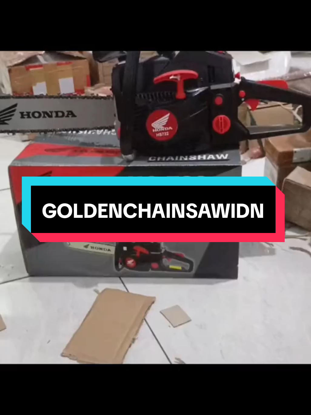HONDA 20inch Mesin Potong Kayu Gergaji Mesin Mini HS722 Gergaji Kayu Engine 2 Tak Bar READY STOK, BISA LANGSUNG DI PESAN SAJA PESANAN DI BAWAH JAM 17.30 WIB AKAN DI KIRIM PADA HARI YANG SAMA. PESANAN YANG DIKIRIM PASTI SESUAI DENGAN GAMBAR YANG KAMI TAMPILKAN DI ETALASE TOKO KAMI (REEL PIC) Setiap Pembelian Mesin Chainsaw Honda HS 722 Sudah Mendapatkan Bar 24 inch dan Rantai Komplit Fullset Ini adalah gergaji mesin bensin profesional dua tak dengan kapasitas mesin 68cc dan daya 6.5HP. #chainsaw #hondachainsaw #goldenchainsawidn #shoppe #tiktok 