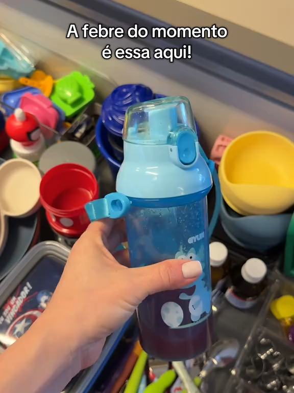 Garrafa Infantil Dinossauro – Diversão, Segurança e Resistência no dia a dia! 🌟 Transforme a hidratação das crianças em um momento divertido com a nossa garrafa temática de dinossauro! Disponível em 4 cores incríveis, ela é perfeita para a escola, passeios, esportes e para acompanhar os pequenos em todas as aventuras. 🦕 Destaques do produto: • Design exclusivo de dinossauro – encanta crianças de todas as idades • 4 cores disponíveis – escolha a favorita do seu pequeno • Com alça e canudo retrátil – prática, confortável e fácil de usar • Super resistente – aguenta o uso diário sem problemas • Material seguro e livre de BPA – ideal para garantir a saúde das crianças • Capacidade perfeita para manter a hidratação o dia todo 💧 A garrafa ideal para quem busca qualidade, segurança e um toque de diversão. Perfeita para presentear e indispensável no dia a dia dos pequenos! #garrafainfantil #viral #produtoviral #dinos #diversão #produtoinfantil