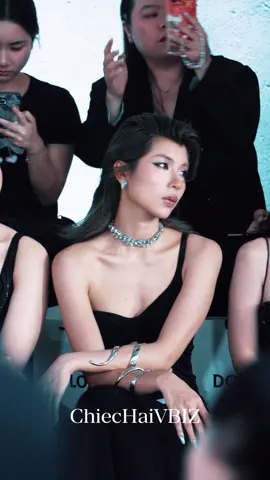 Chạm nhẹ ánh mắt cool của Đồng Ánh Quỳnh khi xem bst hôm nay của Đỗ Long #dolongfashionshow #donganhquynh #chiechaivbiz 