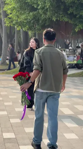 😘လမ်းသွားရင် သူစိမ်းမိန်းက‌လေးတစ်ယောက်ကို အမှတ်မထင်ပန်းတွေပေးရင် ဘယ်လောက်ပျော်ရွှင်သွားမလဲ😘 #flowers #flower #TeamStyle #fyppppppppppppppppppppppp 