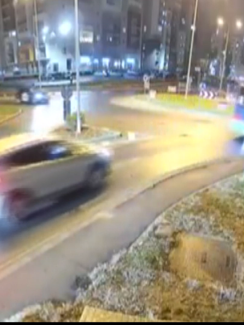 GZT'yi takip et, ilk sen öğren |Romanya'nın Oradea kentinde kavşağa çarparak havalanan araç, karşı şeritteki 2 aracın üzerinden uçtu #araba #haber #gündem #titokhaber #tiktokgündem