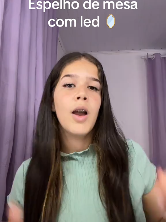 Olha esse espelho de mesa com LED que está conquistando todo mundo! Se maquiar, colocar lentes, tirar pelinhos ou até se barbear ficou muito mais fácil com a iluminação perfeita dele. ✔️ Luz LED super clara com cor quente e fria ✔️ Ajustável em vários ângulos ✔️ Portátil e desmontável (cabe na bolsa!) ✔️ Toque touch para ligar ✔️ Recarregável por USB (acompanha cabo) Perfeito para usar em casa ou levar na viagem. Disponível no rosa e no branco 💖🤍 🌟 Mais praticidade, mais beleza e mais precisão no seu dia a dia! 👉 Garanta o seu enquanto ainda tem estoque! #espelho #espelhomaquiagem #make #makeup #beleza #acessoriosfemininos #espelholed #viral #produtoviral #cuidadofacial #cuidadofemenino