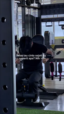 Hari itu air bah datang tanpa ampun. Ia kehilangan rumah, kehilangan dunia… dan kehilangan separuh jiwanya. Tapi ketika ditanya apa yang paling berat, ia menjawab pelan, “Bukan kehilangan… tapi belajar ikhlas tanpa melupakan.” Ba kecek Urang Minang: “Cinto nan tuluih indak basudah, walau waktu alah basuruang.” Dan di hati lelaki itu, cinta kepada istrinya akan tetap hidup tenang, tulus, dan setia sampai Allah pertemukan kembali. #prayforsumatera #prayforsumaterabarat #prayforsumaterautara #prayforaceh 