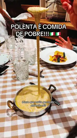 A polenta sempre foi chamada de “comida de pobre”. Mas o que ninguém te conta é que ela salvou vidas na época da guerra, inclusive da minha família. Enquanto faltava tudo, a polenta era o que mantinha as pessoas de pé: barata, nutritiva e simples de preparar. Hoje, ela virou prato de restaurante chique… mas nunca podemos esquecer de onde ela veio. A comida tem história  e a polenta carrega uma das mais fortes da Itália. 🇮🇹🍽️✨ #polenta #culinariaitaliana #historiadaitalia #brasil