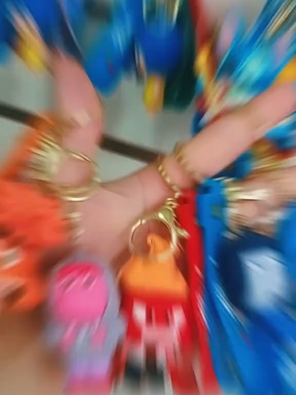 Transforme suas chaves, mochila ou bolsa com os personagens de Divertidamente e Divertidamente 2! São 9 modelos exclusivos, cada um representando uma emoção diferente: Alegria, Tristeza, Raiva, Medo, Nojinho… e muito mais! 🌈 ✔️ Super resistentes em PVC ✔️ Cores vibrantes e acabamento impecável ✔️ Detalhes fiéis do filme ✔️ Perfeitos para colecionar ou presentear Com 5 a 7 cm e material emborrachado de alta durabilidade, esses chaveiros dão um toque divertido, colorido e cheio de personalidade ao seu dia a dia! 🧡💙💚 ✨ Escolha seu personagem favorito ou colecione todos! 👉 Garanta o seu antes que acabe! #divertidamente2 #chaveirospersonalizados #colecionaveis #chaveiro #divertidamente #chaveiros