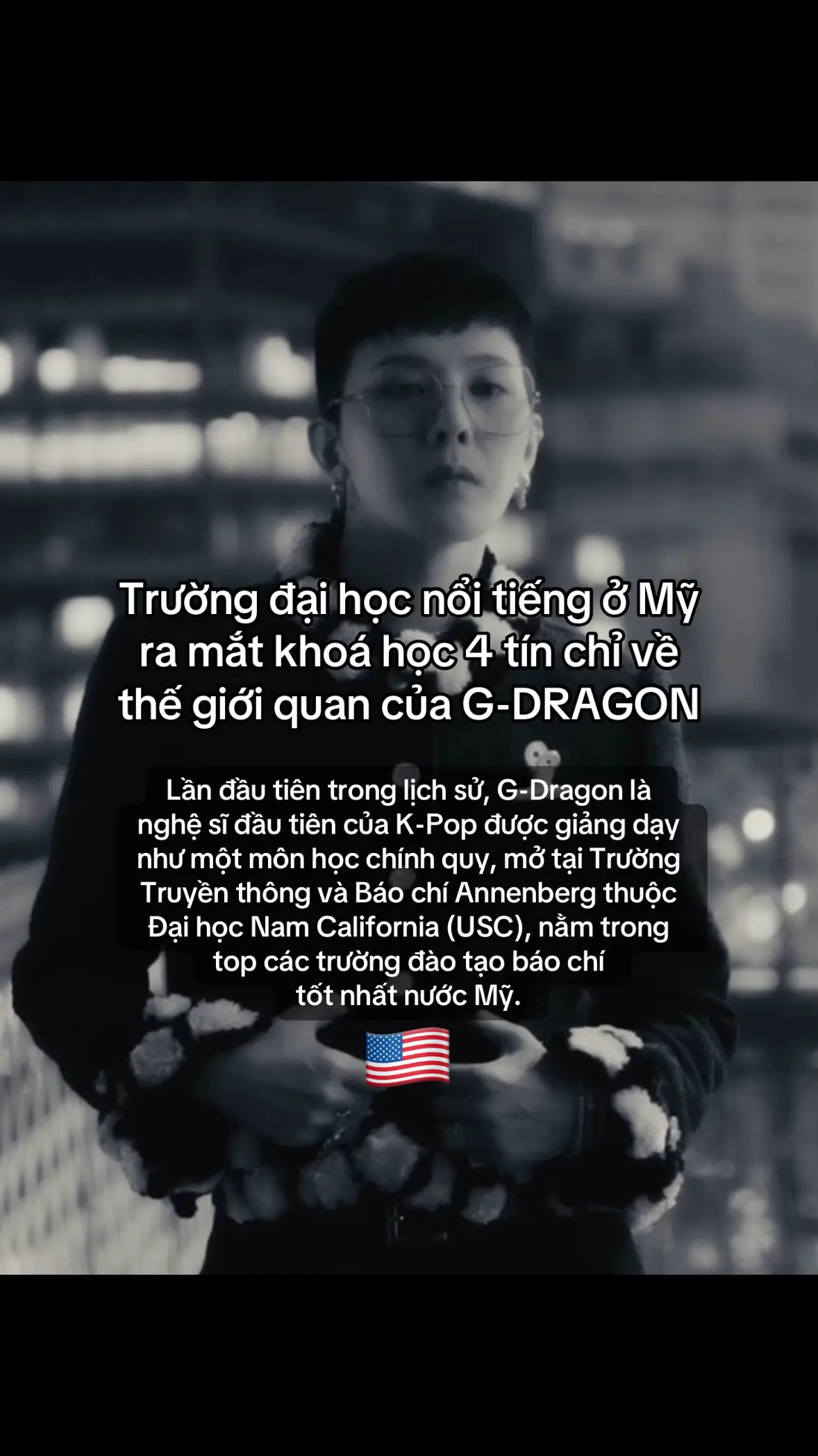 Theo phóng viên Park Areum (Newsen), trường Đại học Nam California USC tại Mỹ sẽ mở một môn học về G-DRAGON vào mùa xuân năm 2026. Thông tin từ công ty quản lý cho biết môn học này sẽ là lớp K-pop chính quy 4 tín chỉ đầu tiên tại Mỹ, và G-DRAGON trở thành người đầu tiên được chọn làm chủ đề giảng dạy. 📚 Môn học được tổ chức tại Trường Truyền thông Annenberg của USC, một trong những cơ sở đào tạo hàng đầu thế giới trong lĩnh vực truyền thông. Thông tin về môn học đã được tiết lộ trước đó qua tài khoản Instagram chính thức của USC Annenberg. Bài đăng có video một sinh viên USC bày tỏ sự mong chờ đối với môn học, kèm theo các thẻ hashtag #GDRAGON và #GD. Cuối video còn gắn thẻ tài khoản chính thức của G-DRAGON khiến thông tin lan truyền rộng rãi. Giống như việc Đại học Yale từng mở lớp về Beyoncé và Harvard từng mở lớp về Taylor Swift, việc USC mở môn học về G-Dragon được xem là sự công nhận của giới học thuật đối với giá trị văn hóa và giá trị công nghiệp mà hiện tượng K-Pop và “thế giới quan G-DRAGON” mang lại. Tầm ảnh hưởng đặc biệt và khả năng tạo xu hướng của G-Dragon được đánh giá là động lực quan trọng giúp nâng cao vị thế của K-Pop và tạo ra những giá trị mới. Môn học có tên “COMM 400: Nhìn K-Pop theo một góc độ khác, trường hợp G-Dragon” (Crooked Studies of K-pop: The Case of G-Dragon). Môn học sẽ được mở vào học kỳ mùa xuân năm 2026 do Giáo sư Lee Hye Jin giảng dạy. Nội dung của môn hướng đến việc phân tích sâu G-Dragon, người được xem là một trong những nhân vật có ảnh hưởng lớn và mang tính đổi mới nhất trong lịch sử K-pop, trong bối cảnh K-pop dù nổi tiếng toàn cầu nhưng vẫn thường bị bàn luận bằng các khuôn mẫu như tính cơ giới, tính thương mại hay thiếu tự chủ nghệ thuật. Môn học sẽ tập trung làm rõ vị thế của nghệ sĩ G-DRAGON với tư cách một thần tượng kiêm nhà sản xuất, cùng với tầm ảnh hưởng văn hóa vượt khỏi phạm vi âm nhạc của anh. Ông Choi Yong Ho, Giám đốc Galaxy Corporation, nhận xét: “Nhân dịp kỷ niệm 20 năm hoạt động của G-DRAGON, việc một trường danh tiếng như USC mở môn học chính quy tôn vinh tầm ảnh hưởng văn hóa của anh, lần đầu tiên trong lịch sử K-pop, là điều rất có ý nghĩa. Đây sẽ là dịp để khẳng định một lần nữa chiều sâu nghệ thuật và sức ảnh hưởng toàn cầu của K-pop. Chúng tôi sẽ tiếp tục nỗ lực giới thiệu giá trị độc đáo của G-DRAGON tới thế giới và góp phần mở rộng tầm nhìn của văn hóa Hàn Quốc.” Nguồn: entertain.naver #USC #kingofkpop #kpopidol 