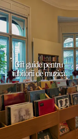 🎶Dacă te gândești ce să îi iei prietenului tău care este music lover, look no further. De la viniluri, până la cărți despre muzicieni și muzică, la accesorii și CD-uri, noi credem că o să reușești să găsești cadoul perfect💪🏻 #giftsformusiclovers #musiclovers #giftguide #christmas 