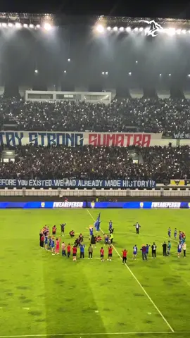 sang pencetak goall ramon tanque memimpin viking clap pertama kali nya malam ini🤩💙🙌  🎥: @simamaung #fypシ゚ #persibbandung #simamaung #viral_video #viking 