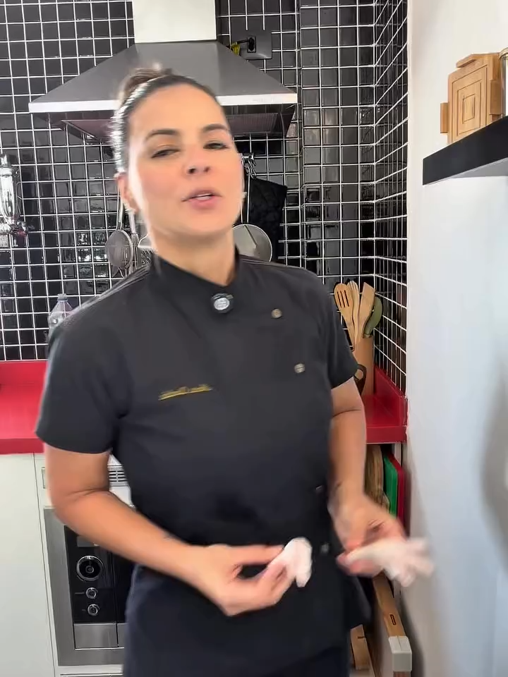 Pé de galinha é tradição, nutrição e uma das fontes mais ricas de colágeno que existem 🐓✨ Enquanto muita gente gasta caro em suplementos, a solução sempre esteve ali: no alimento de verdade, no que a gente aprendeu com as gerações antes de nós. Hoje eu te ensino a preparar pé de galinha: limpo, saboroso e cheio de benefícios. 👩🏼‍🍳 Receita de Pé de Galinha 📌 Ingredientes • 500 g de pé de galinha • Sal, pimenta-do-reino e raspas de limão • 10 g de farinha de trigo (1 colher de sopa) • 120 g de cebola (1 cebola pequena) • 130 g de tomate (2 tomates) • 80 g de alho-poró (meio talo) • 5 g de pimenta dedo-de-moça (1 colher de café) • 3 g de cúrcuma (1 colher de chá) • 20 g de extrato de tomate (1 colher de sopa) • 50 ml de vinho tinto • cobrir com água ou caldo de legumes/frango 📌 Modo de Preparo • Temperei os pés com sal, pimenta e raspas de limão, polvilhei a farinha e selei bem. • Na mesma panela refoguei a cebola, óleo alho poro, o tomate, a dedo-de-moça, a cúrcuma e o extrato. • Deglaceei com o vinho, cobri com a água e deixei reduzir até encorpar. E talvez a maior lição aqui não seja a receita… Mas o lembrete de que aquilo que parece simples demais costuma ser exatamente o que faz bem 😉 A vida também é assim: às vezes a resposta tá no básico que a gente ignorou. Na Naturallis, a gente acredita nesse tipo de cuidado: comida real, feita com técnica e intenção. 💬 Comenta aqui se você já comeu pé de galinha. 💚 E se quiser levar mais saúde pro seu dia a dia sem complicar a rotina, é só pedir suas marmitas pelo link da bio. #pedegalinha #colageno #colagen #colagenoparalasmujeres #colagenohidrolizado #suino #filé #polvo #entremet #confeitaria #tulipinhadefrango #RiceCooking #CookingTips #PerfectRice #CulinaryAdventure #arboriorice #venererice #RisoScotti #creativecooking #churras #churrasco #asmr #asmrfood #bbq #higiene