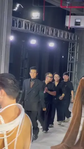 Lần đầu đi xem thời trang / Fashion @Đỗ Long #HuaViVan #tiktokgiairtri #fashion 