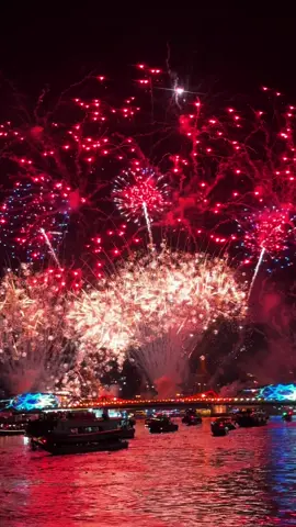 พลุกลับมาจุดวันนี้วันแรกกับงาน”วิจิตรเจ้าพระยา2025“ บอกเลยอลังการสุดๆๆ🎇🎇 พิกัดที่สะพานพุทธยอดฟ้าน้า✨ #วิจิตรเจ้าพระยา #vijitchaophraya2025 #เทศกาลไฟ #พิกัดลับกรุงเทพ #สะพานพุทธ 