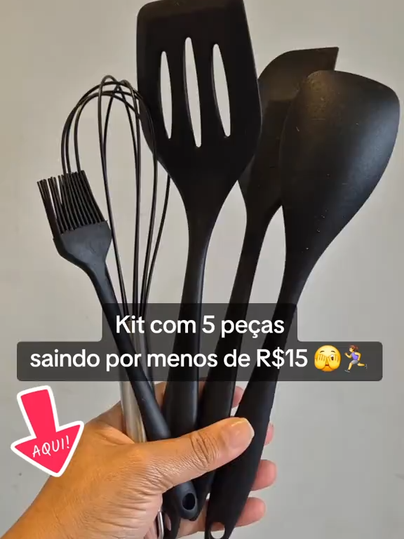 O kit de utensílios que vai transformar sua cozinha! Chegou o queridinho do momento: o Kit de Utensílios de Silicone — elegante, resistente e perfeito para quem ama praticidade sem abrir mão do estilo. ✔️ Não risca suas panelas ✔️ Resistente ao calor ✔️ Fácil de limpar ✔️ Cores modernas que deixam a cozinha mais bonita É o combo perfeito para quem gosta de cozinhar com qualidade e quer aquele toque profissional no dia a dia. ✨ Sua cozinha mais organizada, funcional e com muito mais estilo! 👉 Garanta o seu enquanto tem estoque! #utensiliosdecozinha #utensiliosdomesticos #cozinha #talheres #produtoscozinha