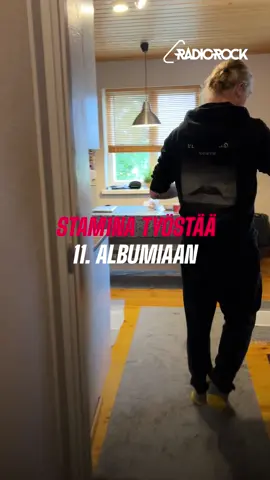 Ai miltä näyttää Stam1nan bändikämpällä? Kurkkaa videolta, kun Laura pääsi tarkastamaan tilukset 😎 Bändin 11. albumi ”Apnea” ilmestyy helmikuussa, ja ensimmäinen maistiainen tipahti kuunneltavaksi tänään! 🤘 Kuuntele Stam1nan haastattelu osoitteessa supla.fi/radiorock #radiorocksuomi #stam1na #haastattelu #suomitiktok #suomirock