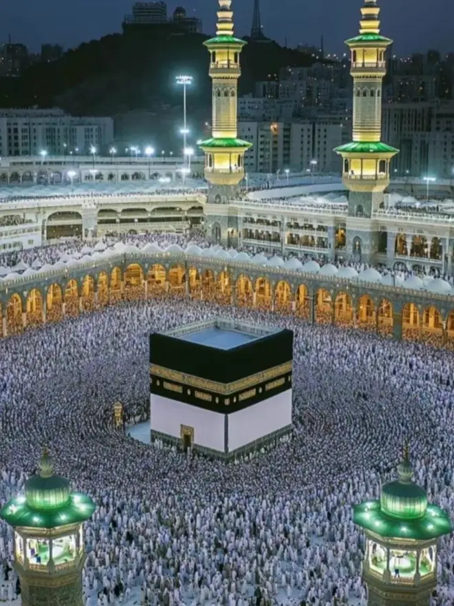 Le meilleur endroit pour visiter Madina 1 Madina, également connue sous le nom d'Al-Madina Al-Munawwarah, est une ville sacrée d'Arabie saoudite et un sommet Médine, également connue sous le nom d'Al-Madina Al-Munawwarah, est une ville sacrée d'Arabie saoudite et une destination de choix pour le pèlerinage islamique. Célèbre pour la mosquée du prophète (Al-Masjid an-Nabawi), Médine revêt une immense importance religieuse et historique dans l'islam. Des pèlerins du monde entier visitent Médine pendant le hajj et la oumra pour découvrir son atmosphère paisible et visiter des monuments tels que la mosquée Quba, la mosquée Qiblatain et le mont Uhud. Avec son riche héritage islamique, son ambiance spirituelle et ses équipements modernes, Médine est une ville incontournable pour les voyageurs musulmans. Planifiez votre voyage à Médine pour une expérience profondément spirituelle et culturellement enrichissante.#1millionauditionA #foryoupage #unfrezzmyaccount #tranding #makkah Cette image capture la beauté majestueuse de la mosquée de Masjid al-Nabawi située dans le ciel ensoleillé de la mosquée de la mosquée du prophète. Entouré par l'architecture bleue du prophète de Pminé de la mosquée du prophète est une mosquée bleue du prophète. Entourée dans le bleu de La vaste cour en marbre reflète la douce lumière du soleil, créant une atmosphère sereine et spirituelle. On voit les pèlerins marcher et prier paisiblement, symbolisant l'unité et la dévotion des musulmans du monde entier. Ce site sacré n'est pas seulement un chef-d'œuvre architectural, mais aussi un lieu de profonde révérence et de