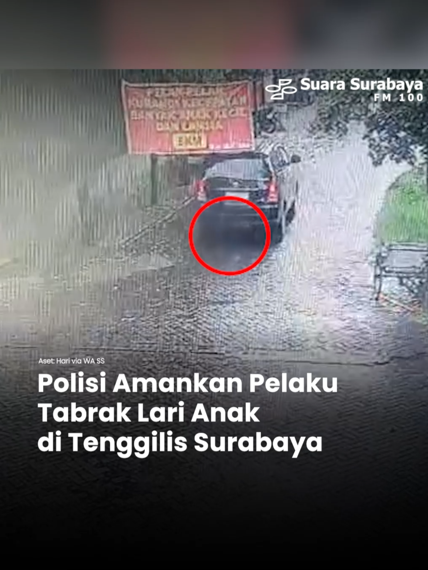 Polsek Tenggilis berhasil menangkap I (62) pelaku tabrak lari terhadap FR (8) di kawasan Tenggilis, Surabaya, yang terjadi pada Kamis (4/12/2025). Ipda Hezron Mboroh Kanit Lantas Polsek Tenggilis mengatakan, pelaku berhasil diamankan setelah tim kepolisian menyebar video CCTV tabrak lari kepada warga. “Video CCTV disebar ke warga, biar gampang, dan akhirnya dapat lokasi parkiran mobil dan rumah pelaku,” katanya saat dihubungi suarasurabaya.net pada Jumat (5/12/2025). Titik lokasi ditemukan di daerah Kendangsari, kemudian tim kepolisian langsung mendatangi rumah pelaku dan memintai keterangan. “Awalnya hanya ada istrinya, terus dihubungi, sekitar 40 menit menunggu kemudian suaminya datang,” ucapnya. Saat dimintai keterangan, ia mengatakan bahwa I mengaku telah mengendarai mobil dengan nopol L 1151 YL lewat lokasi kejadian tabrak lari, sesuai dengan rekaman CCTV. Pelaku, kata dia, mengaku tidak tahu kalau saat itu menabrak anak kecil, hanya saja I merasa ada yang mengganjal saat mengendarai mobil lewat kawasan Tenggilis tersebut. Lebih lanjut, Polsek Tenggilis kemudian serah terima ke Polrestabes Surabaya bagian Lakalantas, termasuk dengan barang bukti berupa mobil yang digunakan untuk menabrak FR. Sebelumnya, Hari, paman korban melaporkan ke Radio Suara Surabaya bahwa FR yang merupakan keponakannya menjadi korban tabrak lari pada Kamis (4/12/2025) pukul 12.07 WIB. Pihak keluarga pun melapor ke Polsek Tenggilis dan pelaku ditemukan pada Jumat (5/12/2025) siang. Muhammad Aziz ayah FR mengatakan bahwa setelah kejadian tersebut, anaknya mengalami patah tulang di paha dan retak di empat titik. “Pada waktu ditabrak, terus ditinggal. Mana jiwa manusianya. Sesama manusia kok seperti itu,” kata Aziz. Saat ini, FR sedang mendapat perawatan di RSI Jemursari, Surabaya. Menurut pengakuan FR kepada ayahnya, FR terjatuh kemudian merasa situasi sudha hitam semua. “Aku jatuh, lalu hitam semua, aku tidur saja,” ucapnya menirukan FR. Hingga berita ini ditulis, Aziz mengaku belum tahu apakah akan melanjutkan ke jalur hukum atau tidak. #newSS