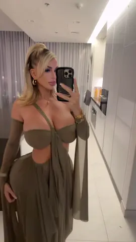 Love this flowy dress 