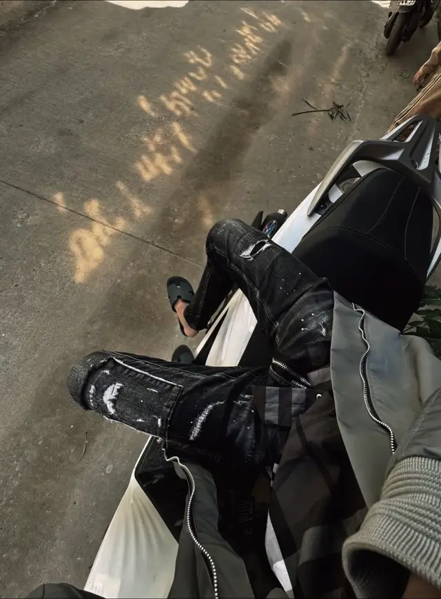 “Tình yêu không phải là những lời hứa hẹn ngọt ngào trong phút dây say đắm, mà là sự kiên nhẫn, và bao dung trong những ngày giông bão. Yêu không phải lúc nào cũng là những cãi nắm tay hay những ánh mắt đắm say, mà là khi cả hai lựa chọn ở lại, cùng nhau vượt qua những ngày không hoàn hảo. thế giới có thể rộng lớn và nhiều lựa chọn, nhưng chỉ khi ta yêu thật lòng yêu một người, thì chỉ cần một ánh mắt, một nụ cười, cũng đủ làm cả vũ trụ ngoài kia chở nên thừa thãi.Tình yêu đẹp không phải là tình yêu khiến ta choáng ngợp, mà là tình yêu khiến ta bình yên.”#xuhuong 