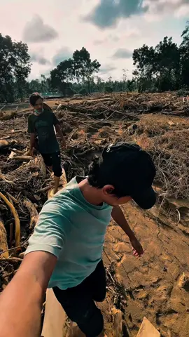 Warga desa Meunasah Lhok dan sekitar di Kecamatan Meureudu, harus mewaspadai keberadaan aliran sungai baru yang bersumber dari Krueng Meureudu. #banjir2025 #banjirbandang #pidiejaya #kruengmeureudu #banjirpidiejaya 