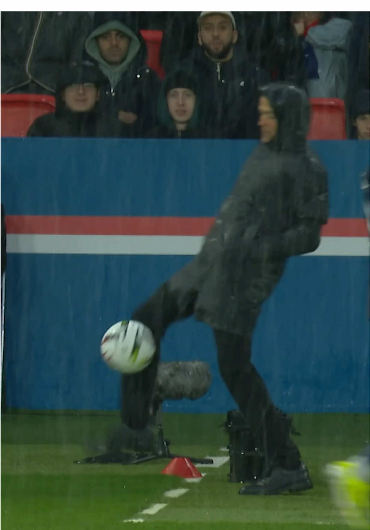 Magical first touch from Luis Enrique 😮‍💨  #PSG #LuisEnrique #Ligue1 