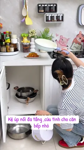 Góc bếp gọn gàng – nấu nướng cũng thấy “sướng” hơn hẳn! Kệ úp nồi đa tầng này đúng kiểu cứu tinh cho bếp nhỏ. Mỗi tầng để một size nồi, chia lớp rõ ràng – lấy cái nào cũng nhanh, không lo lộn xộn. Chị em nào bếp ít chỗ, lắp cái này vào là giải quyết hết! #kệđựngnồi #kệúpnồi #kệđểxoongnồi #giảiphápgọnbếp #đồgiađụngtiệních       