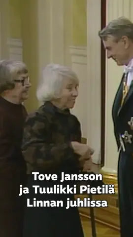 Tältä näytti, kun Linnan juhliin saapui tiettävästi juhlien historian ensimmäinen naispari. 🏳️‍🌈 Taiteilijat Tove Jansson ja Tuulikki Pietilä tekivät historiaa vuonna 1992, mutta sitä ei mainittu selostuksessa eikä jutuissa. Vasta joulukuun 13. päivä Helsingin Sanomissa kyseenalaistettiin median hiljaisuus. Lähetyksen tekijöistä osa on jo edesmenneitä, mutta tavoitimme Reija Hyvärisen, joka työskenteli Ylen toimittajana lähetyksessä tuona iltana. Lue artikkelista, mitä hän arveli syyksi sille, ettei Tuulikki Pietilää mainittu lähetyksessä. Linkki juttuun löytyy Elävän arkiston profiilista. ☝️ Yle järjestää 30.1.–1.2.2026 Muumit-lukumaratonin, jossa luetaan kaikki Tove Janssonin yhdeksän muumiromaania yhden viikonlopun aikana suorassa lähetyksessä. 📚 Laita Yle Kulttuurin ja Elävän arkiston sometilit seurantaan, jos haluat nähdä jatkossakin videoita Tove Janssonista ja muumeista! #ToveJansson #TuulikkiPietilä #LinnanJuhlat #Historia #Sateenkaarihistoria 