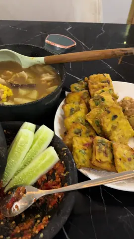Maap ya uploadnya malam. Sayur asem, tempe goreng tepung, telur dadar, timun, sambal bawang. Mantapppppp