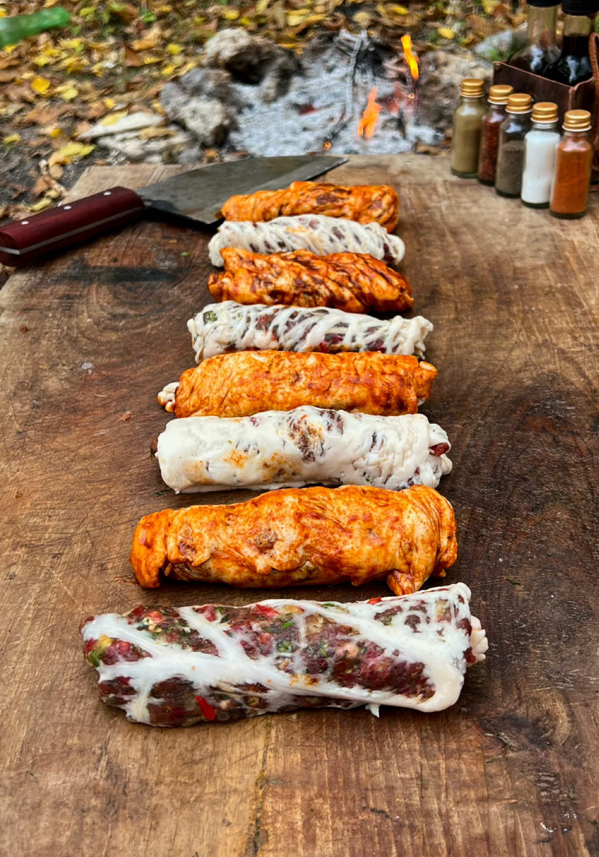 Şeftali Kebabı Video: @chefganicaglar 👨🏽‍🍳 Malzemeler: - 1 kg et - Kuzu gömlek yağı - Soğan - Sarımsak - Dereotu - Kapya biber - Acı Sivri biber - Kırmızı toz biber - Zeytinyağı Hazırlanışı: Eti zırh ile kıyma haline getiriyoruz. İsterseniz kıymada kullanabilirsiniz. Soğan, sarımsak, dereotu, kapya biber ve acı sivri biberide zırhlıyoruz ve kıyma ile karıştırıyoruz. Hazırladığımız harcı dikdörtgen olarak kestiğimiz kuzu gömlek yağına sarma şeklinde sarıp iki adet şiş ile şişleyip 15 dakika köz ateşinde arkalı önlü pişiriyoruz. Afiyet olsun.❤️ Materials:  - 1 kg of meat  - Lamb shirt fat  - Onion  - Garlic  - Dill  - Capia pepper  - Hot Green Pepper  - Red powdered pepper  - Olive oil  Preparation of:  We grind the meat into minced meat using armor. You can use it in minced meat if you want. We sauté the onion, garlic, dill, capia pepper and hot green pepper and mix it with the minced meat. We wrap the stuffing we have prepared in the form of a wrap in the lamb shirt fat that we cut into rectangles, skewer it with two skewers and cook it over the ember fire, back and front, for 15 minutes.  Enjoy.❤️