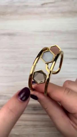 We’re gonna take this whole bracelet home with us if that’s okay 😉 #newjewelry #newcrystals #cuffbracelet #imtakingthishomewithme