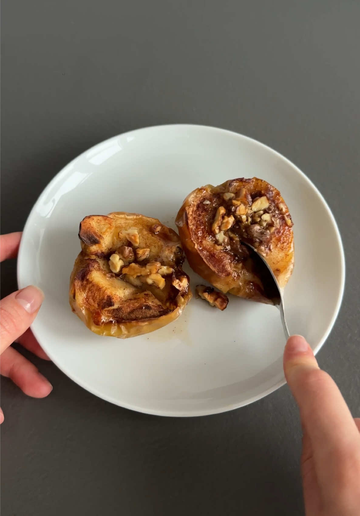 Baked apple dessert in 15 minutes 🍯 Ingredients: apple butter honey cinnamon walnuts Air fry at 180°C (356°F) for 15 min. #airfryerrecipe #airfryer #apple #cinnamonapple #healthydessert 