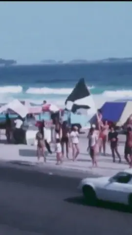 A Invasão Corinthiana é um marco histórico! 🏴🏳️ A Fiel, como protagonista naquele domingo, reuniu mais de 80 mil corinthianos. O preto e o branco dominaram o Rio de Janeiro e ocuparam as arquibancadas do Maracanã durante a semifinal do Campeonato Brasileiro entre Corinthians e Fluminense, em 1976. Nos pênaltis, o Corinthians garantiu a classificação para a final. #VaiCorinthians