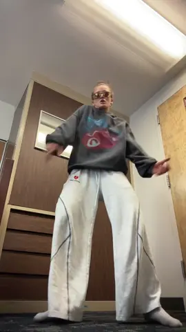 I’m ADDICTED to this dance🩵🍒🎱 #fyp #dorm #dance #college @aelfriceden_official @Gabriel 